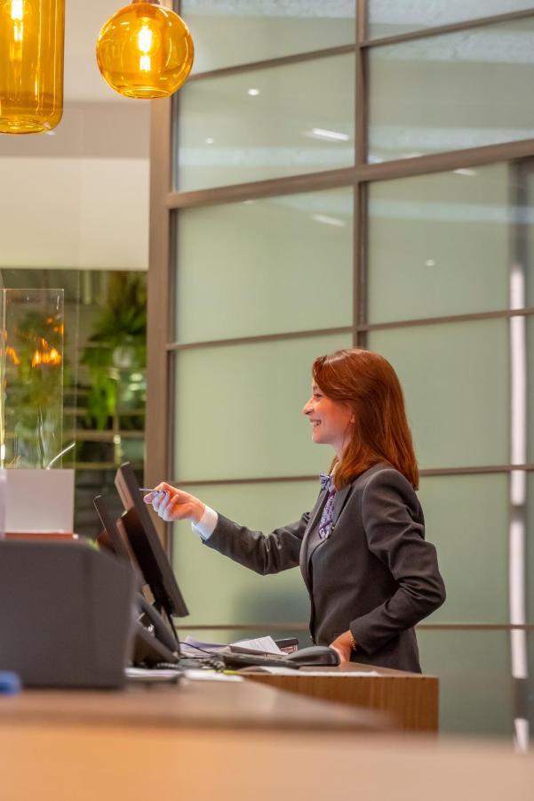 Mercure Trabzon Hotel Exterior foto A receptionist at the reception desk of a hotel